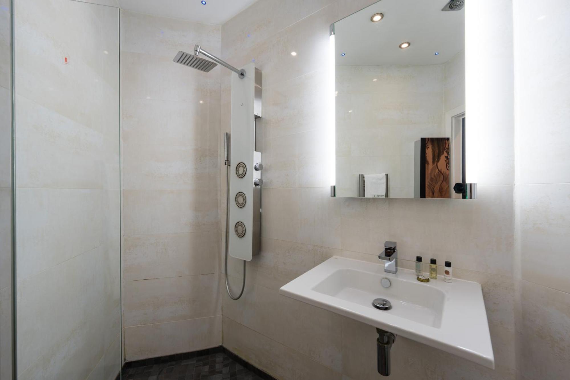City Retreat, Spacious 4 Bed House, Games Room, Parking, Hot Tub & Bbq Кардиф Екстериор снимка