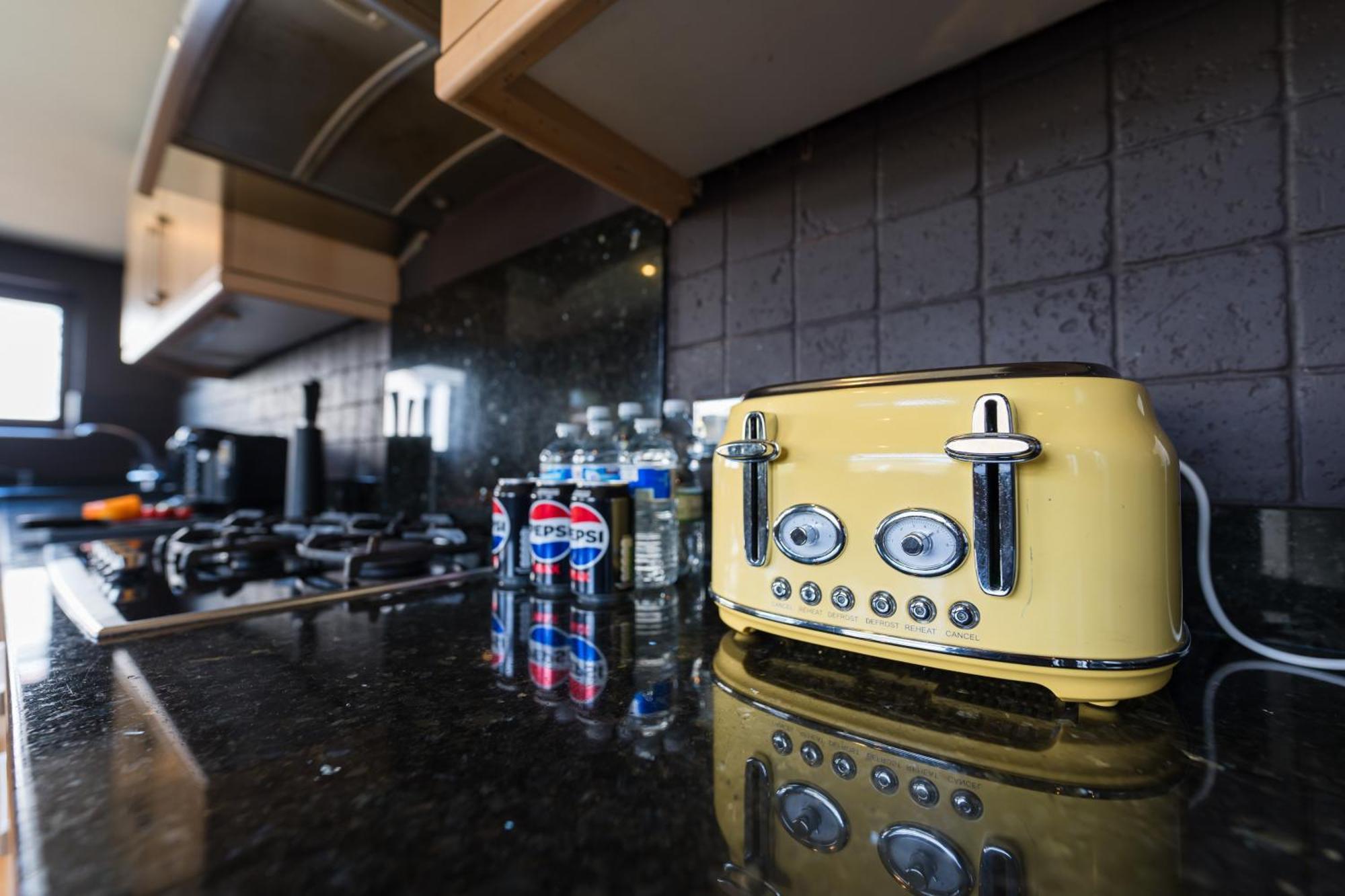 City Retreat, Spacious 4 Bed House, Games Room, Parking, Hot Tub & Bbq Кардиф Екстериор снимка